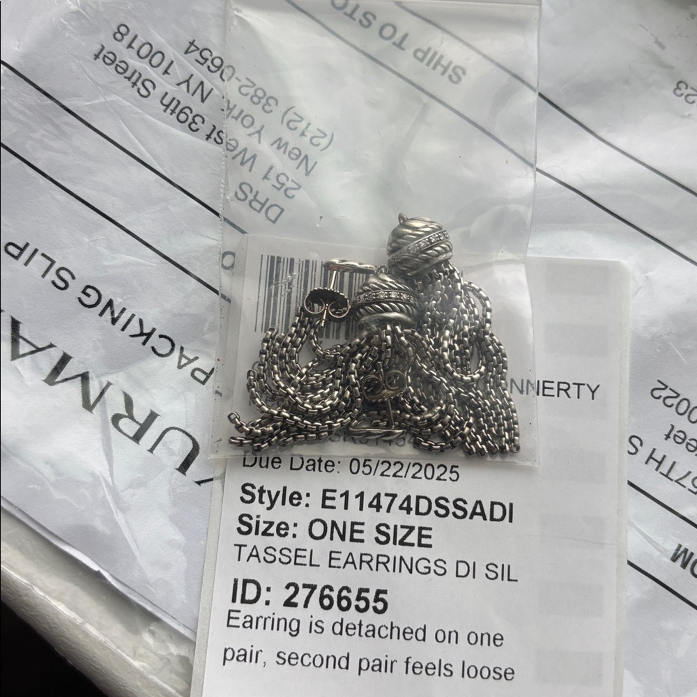 Silver Tassel Earrings David Yurman
One earring is broken but can be fix